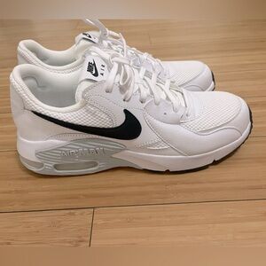 NWOT Nike Air Max 90, White and Black size Men 9
New with no tags